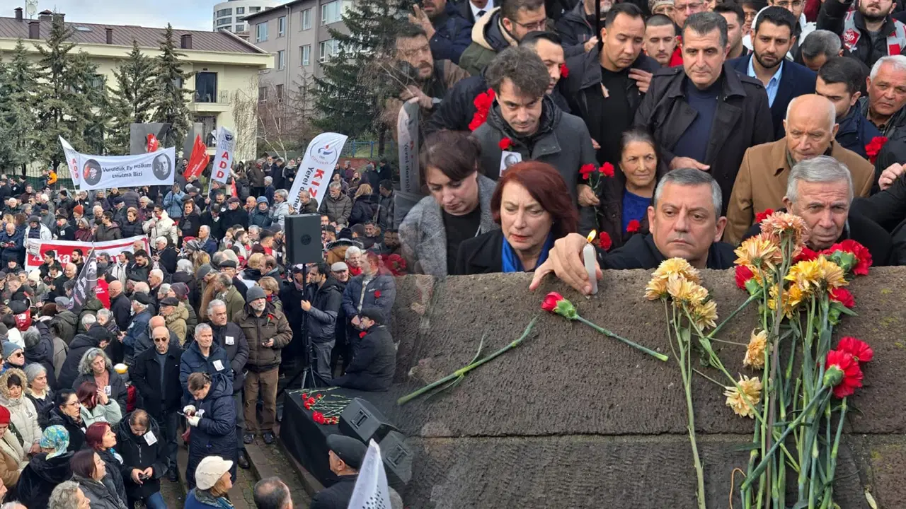 Uğur Mumcu, Ankara Karlı Sokak’taki evinin önünde ‘türkülerle’ anıldı