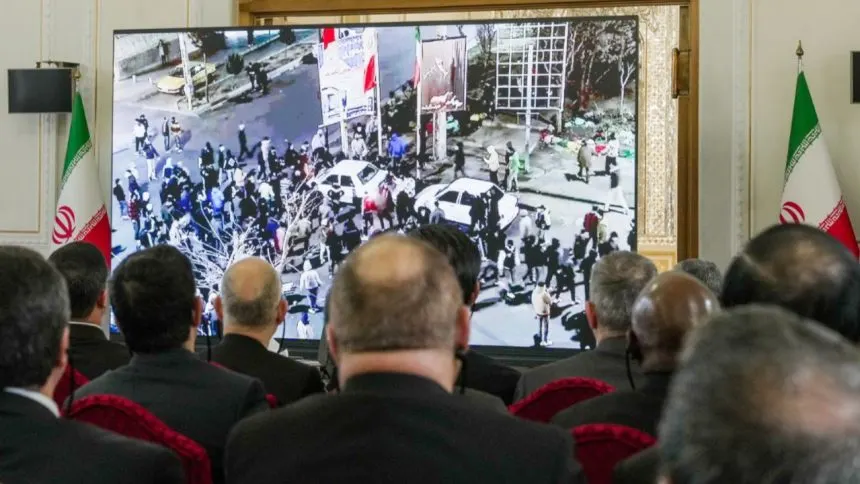 İran Dış Güçlerin Protestoculara Silah Dağıtma Görüntülerini Elçilere İzletti