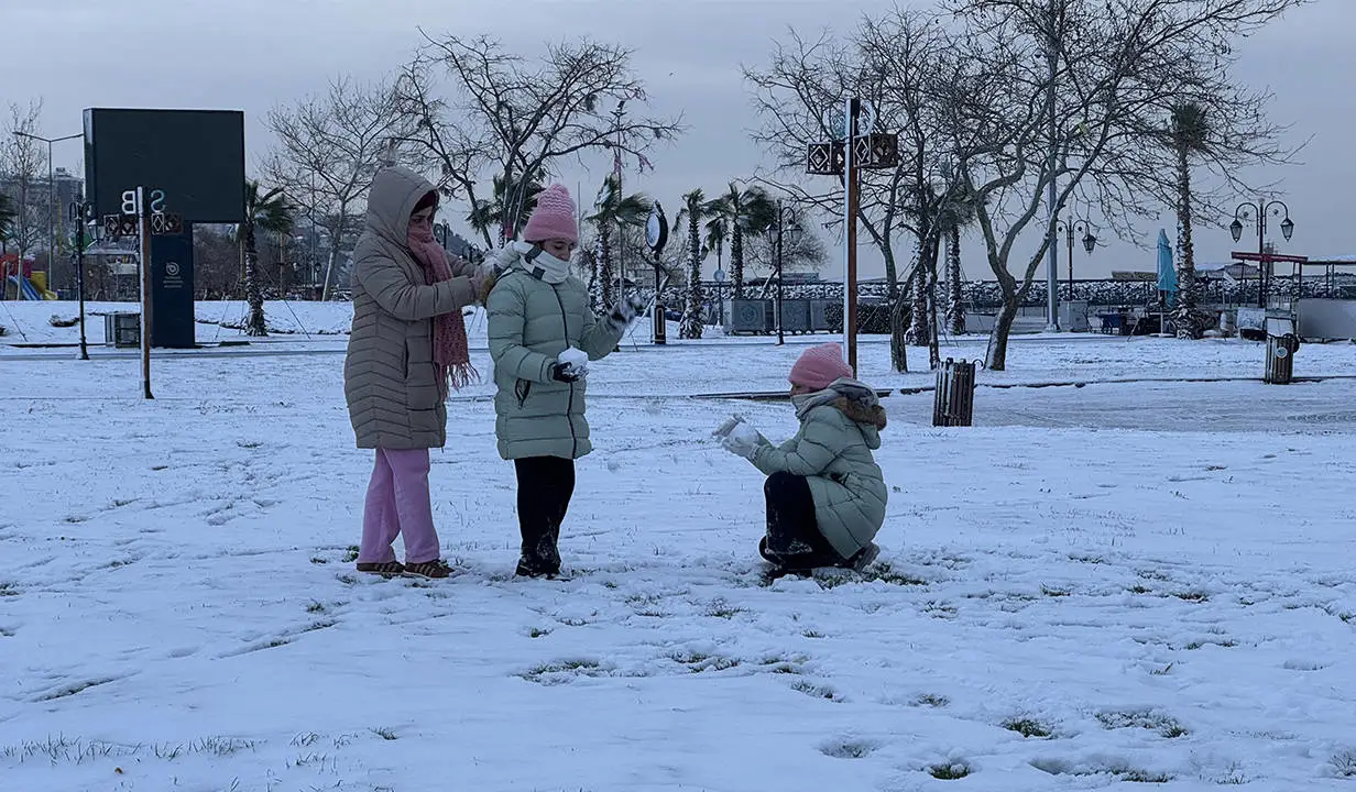 Kar ve buzlanma eğitimi etkiledi: Çok sayıda ilde okullar tatil
