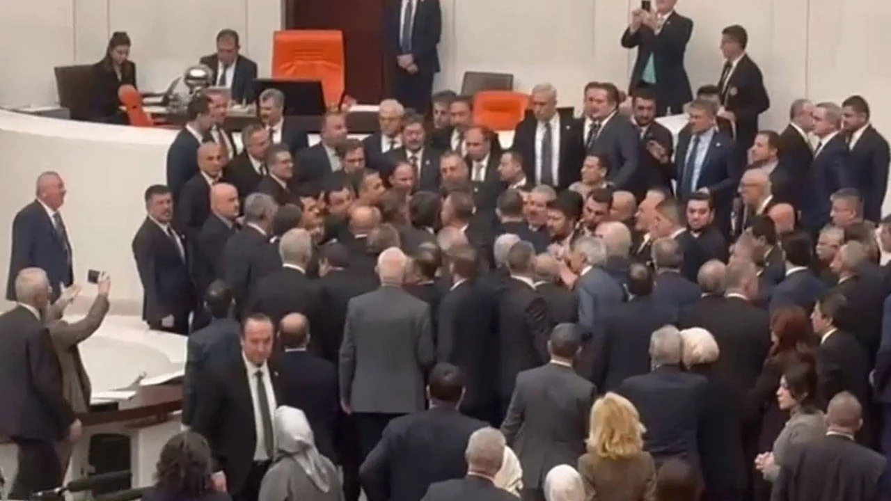 Meclis’te ‘tabut’ krizi: Genel Kurul’da arbede yaşandı