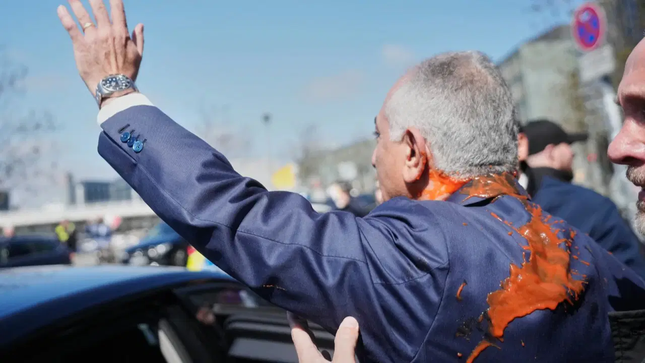 İşgal destekçisi Pehlevi’ye boyalı saldırı: Kameralar önünde hedef alındı